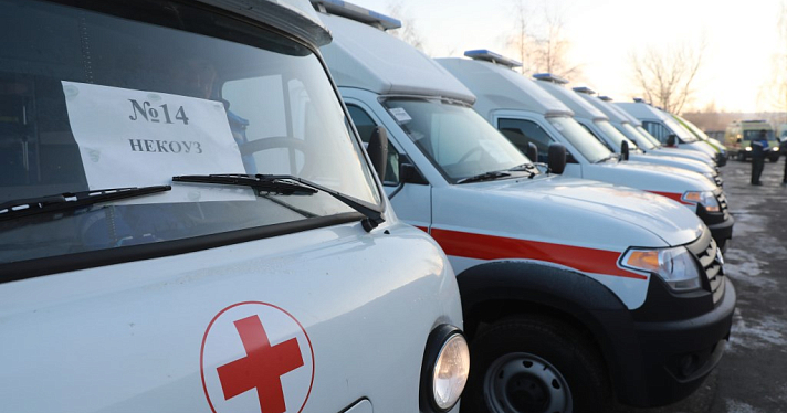 Михаил Евраев: больницы Ярославской области получили 14 новых машин скорой помощи_227427