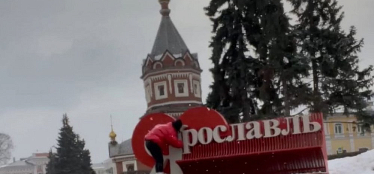 Блогерша из Новосибирска оставила ярославцам деньги на лавке