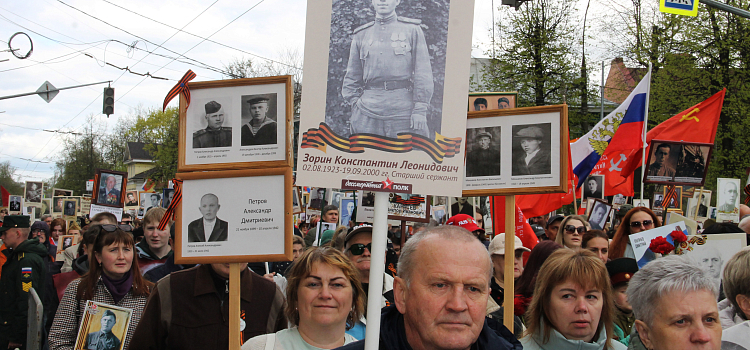 «Бессмертный полк» в Ярославле собрал около десяти тысяч участников_296448