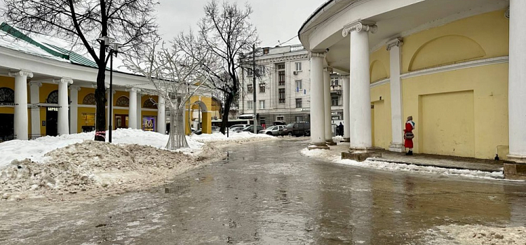 Мокро, скользко и больно: десять фотографий заледеневшего центра Ярославля
