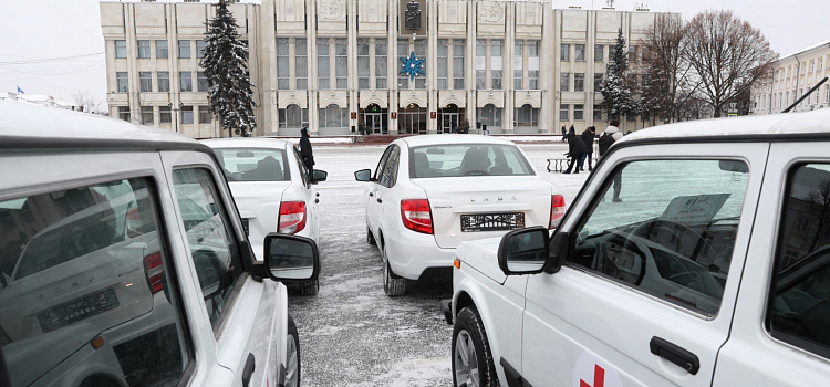 Губернатор передал школьные автобусы и машины неотложной помощи в районы области_170252
