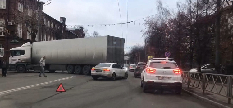 В центре Ярославля фура перекрыла Советскую улицу