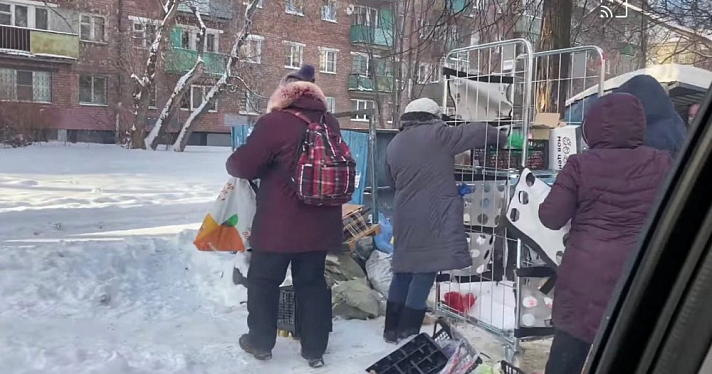 Фото дня. Ярославцы разбирают просрочку на помойке 