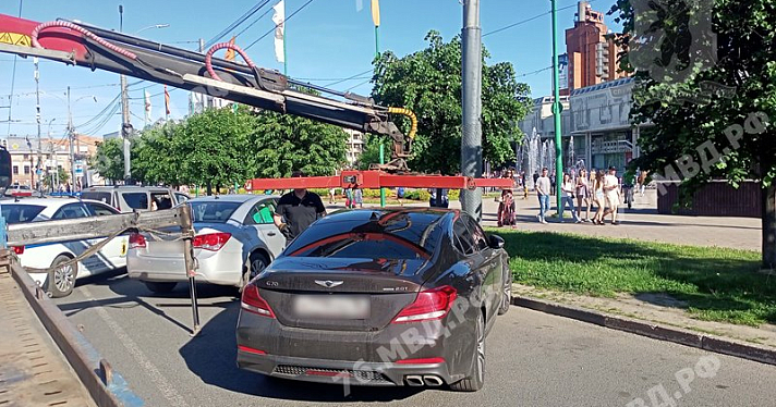 В выходные в Ярославле эвакуировали неправильно припаркованные авто