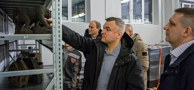 Замглавы Минпромторга РФ ознакомился с научно-исследовательской базой ЯГТУ_311807