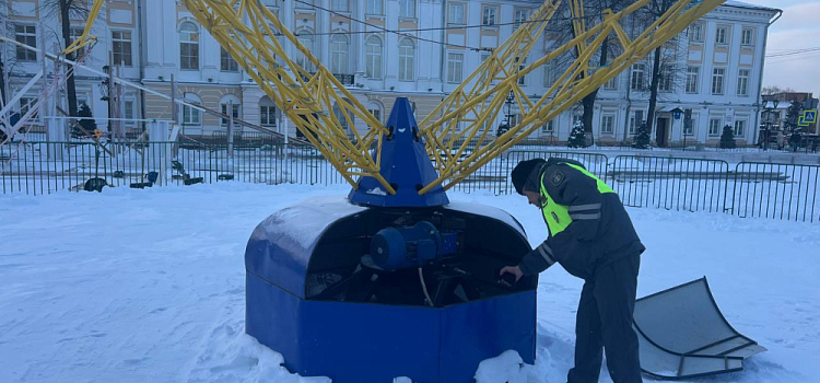 Карусели и тюбинг: праздничные аттракционы устанавливают на Советской площади в Ярославле