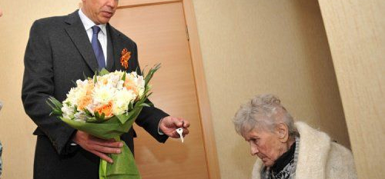 Виталий Ткаченко вручил ключи от квартиры ветерану ВОВ Анне Франтовой