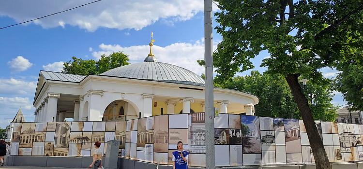 Вместо скучного забора – историческая галерея: в центре Ярославля здание на время ремонта украсили познавательными баннерами_243332