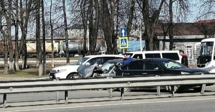 Московский проспект встал в пробку из-за аварии
