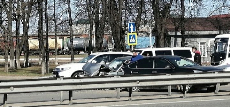 Московский проспект встал в пробку из-за аварии