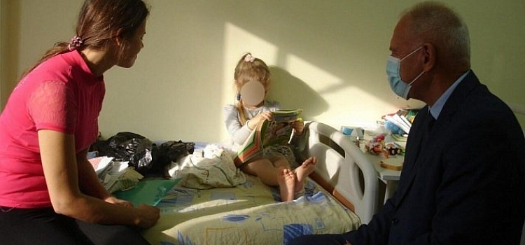 Спали и ели в подъезде: бездомных мать и дочь из Луганска выписали из больницы в Ярославле