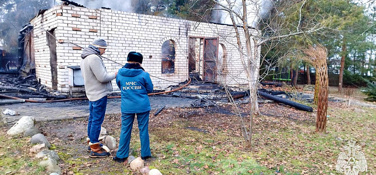 В Ярославской области неизвестные спалили чужой дом, гараж и баню_288304