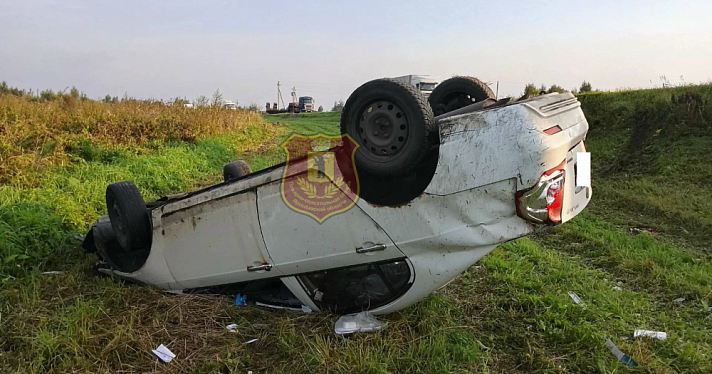 В Ярославской области иномарка съехала в кювет и перевернулась