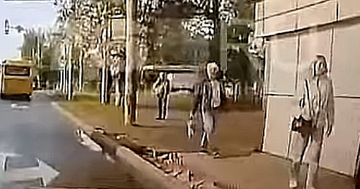 Мотнуло прямо на автобус: стало известно, как пострадал мужчина на остановке в Ярославле