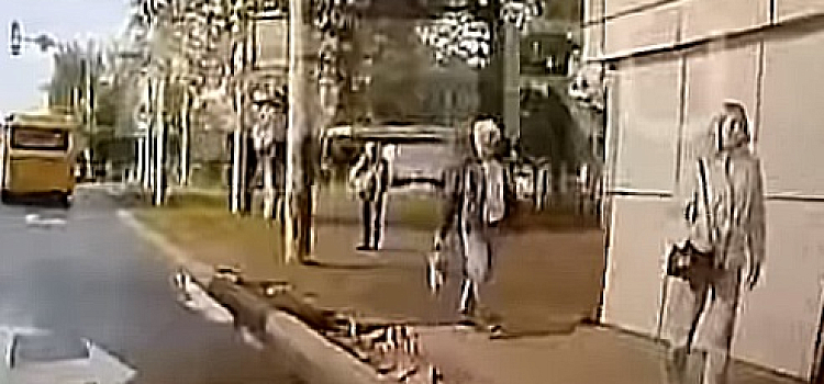 Мотнуло прямо на автобус: стало известно, как пострадал мужчина на остановке в Ярославле