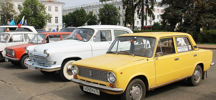 Снова в строю. В Ярославской области прошёл масштабный автопробег машин прошлого века_298158