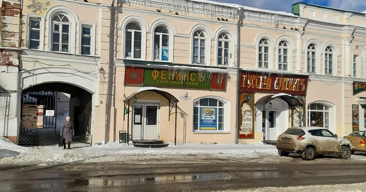 Разбито лицо: в Рыбинске на мужчину с крыши упала сосулька_234760
