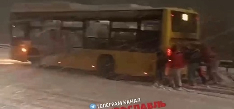 Апрельская метель устроила в Ярославле транспортный коллапс