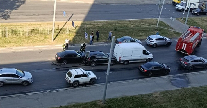 В Ярославле на проспекте Фрунзе собрался «паровозик»