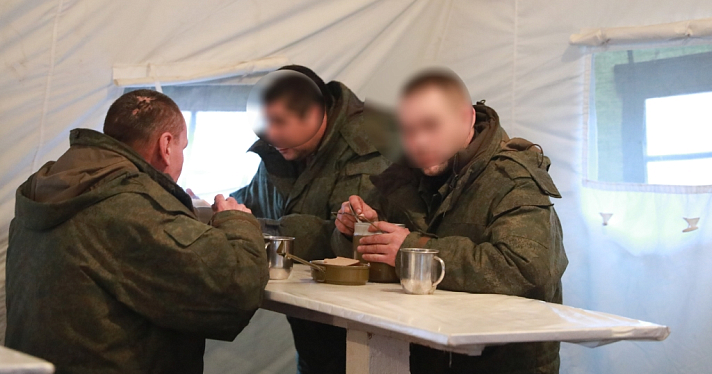 Ярославцам показали, в каких условиях проходят подготовку мобилизованные на полигоне в Костромской области_225684