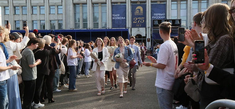 В Ярославле провели общегородской выпускной на свежем воздухе_298765