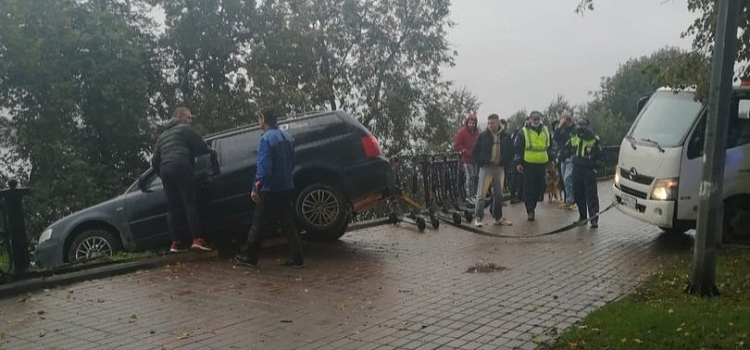 На Волжской набережной в Ярославле повисла легковушка