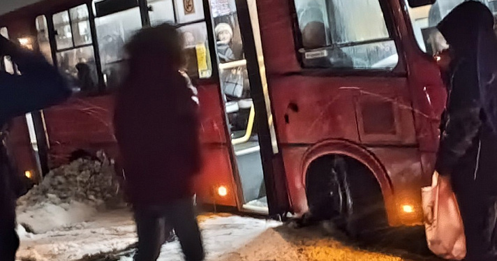 Под Ярославлем автобус с пассажирами вылетел с дороги_260290