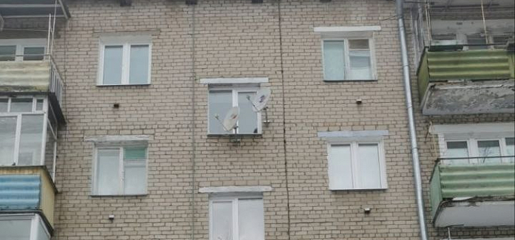 В Ярославле снежная глыба с крыши рухнула на женщину с детьми_235236