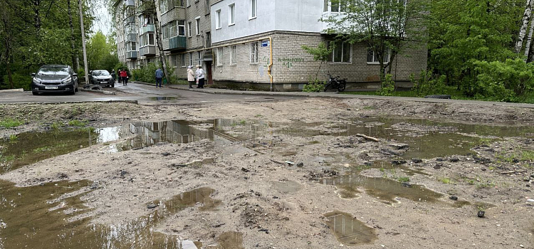 Прокуратура выявила нарушения при благоустройстве двора на улице Пожарского в Ярославле_296912
