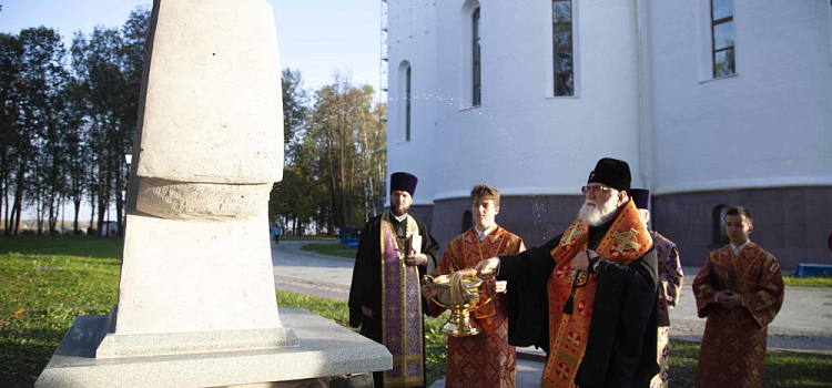 В Ярославле на валунах из фундамента Успенского собора установили поклонный крест