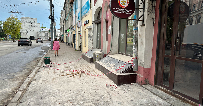 «Чудом никто не пострадал»: в центре Ярославля разрушается фасад объекта культурного наследия_240875