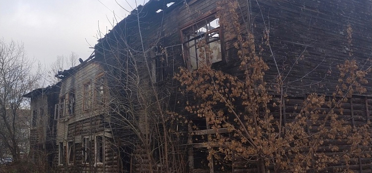«Поселились крысы, падают доски — страшно смотреть»: жители Ярославля просят снести дом, сгоревший несколько лет назад