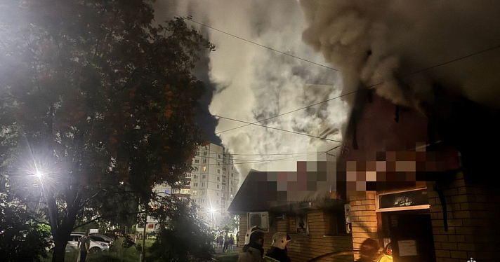 В Ярославле горело здание с шашлычной и алкомаркетом
