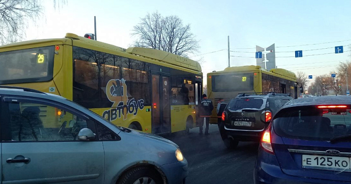 Ярославцы встали в утренние семибалльные пробки в нескольких районах города