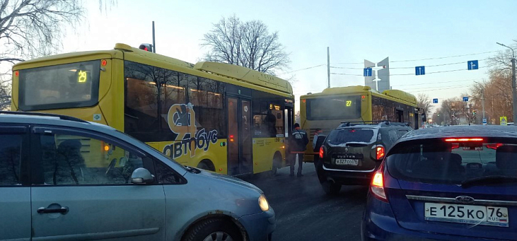 Ярославцы встали в утренние семибалльные пробки в нескольких районах города