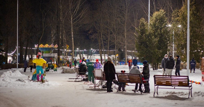 Фото дня. В городском сквере Рыбинска открыли каток