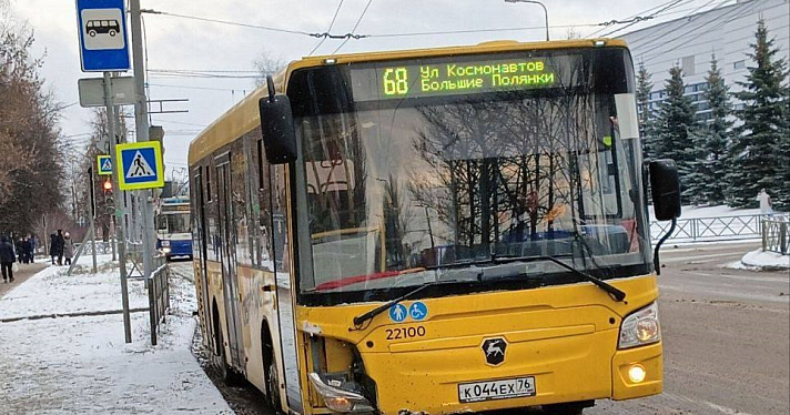 «И вновь продолжается бой»: в Ярославле автобус вылетел с дороги и сбил забор_258121