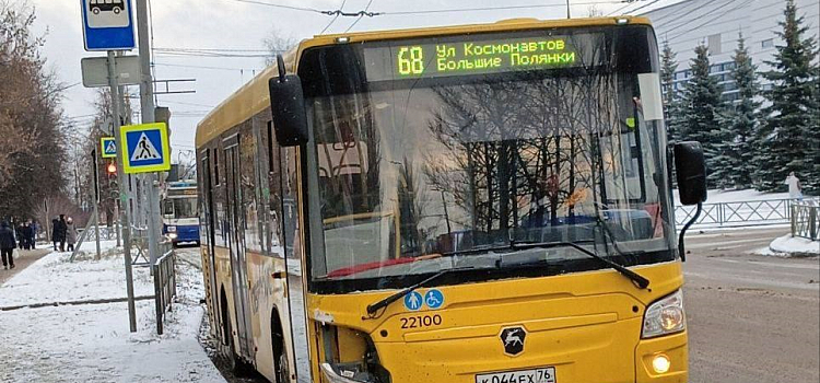 «И вновь продолжается бой»: в Ярославле автобус вылетел с дороги и сбил забор_258121