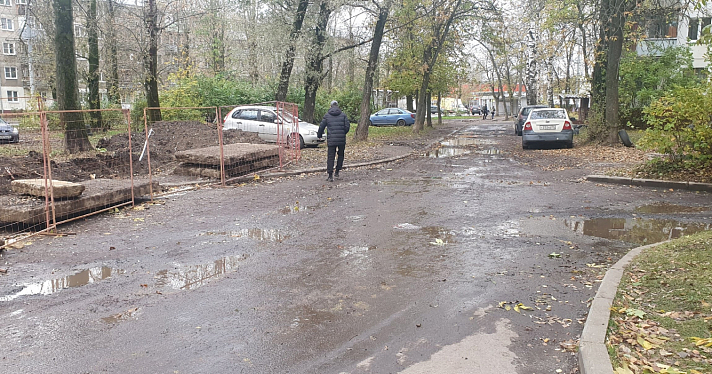 Жителей двора в Дзержинском районе массово оштрафовали за парковку на газоне_254421