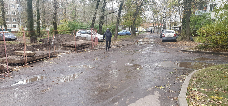 Жителей двора в Дзержинском районе массово оштрафовали за парковку на газоне_254421