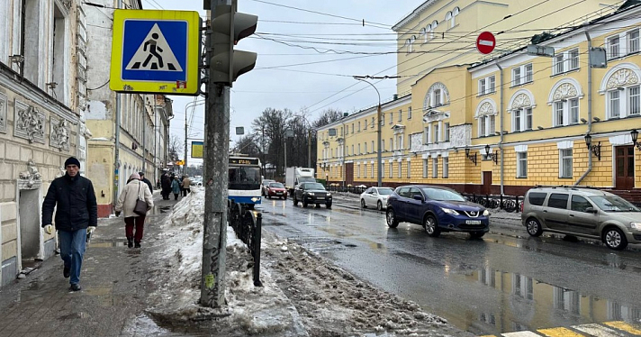 Страшно выходить из транспорта: ярославцы в шоке от заледеневших остановок
