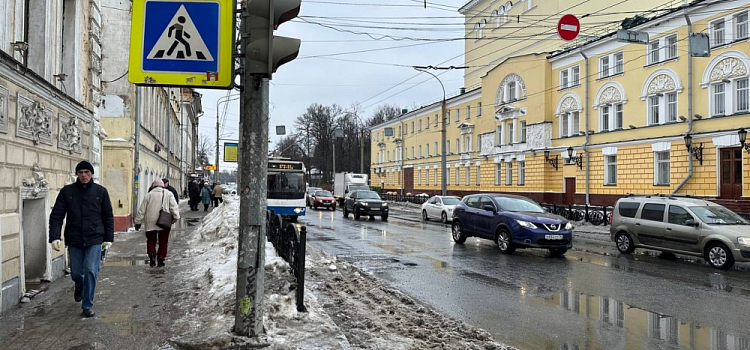 Страшно выходить из транспорта: ярославцы в шоке от заледеневших остановок