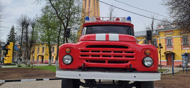 В Ярославле открыли памятник пожарной машине
