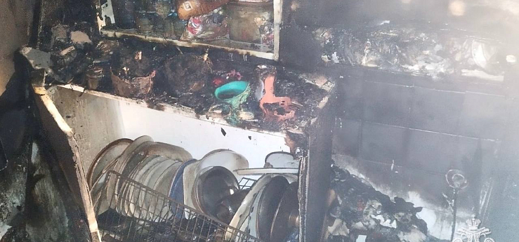 В Ярославской области загорелась квартира, забитая хламом до потолка_290595