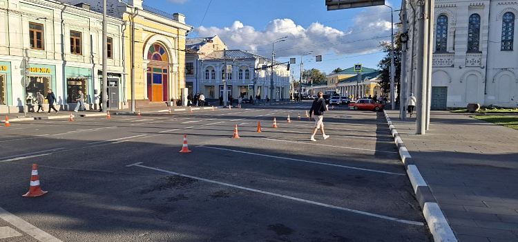 В центре Ярославля ведутся работы по внедрению платных парковочных пространств_304203