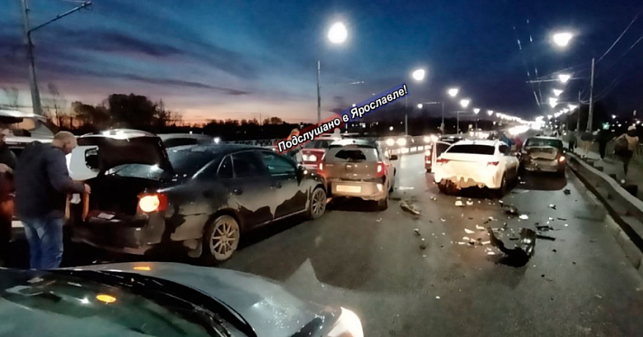В Ярославле на мостах и путепроводах случились массовые аварии