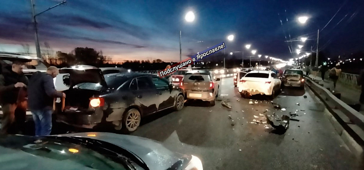 В Ярославле на мостах и путепроводах случились массовые аварии