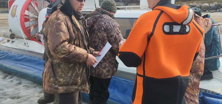Восьмерых рыбаков на Рыбинском водохранилище унесло на льдине_268902