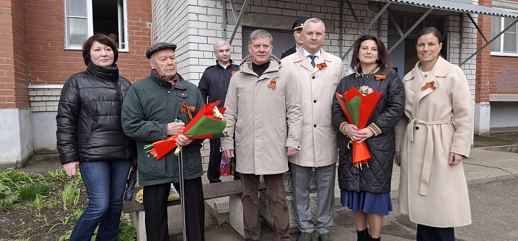 Ярославских ветеранов во дворах поздравляют «Фронтовые бригады» и школьники_296295