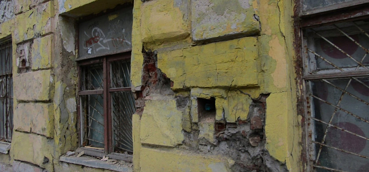 «Отвалился кусок исторической стены»: градозащитница обратила внимание на разрушающееся здание в центре Ярославля_167734